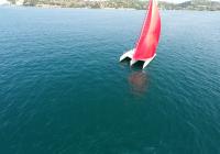rød gennaker turquoise besætning hvid trimaran yacht blå hav